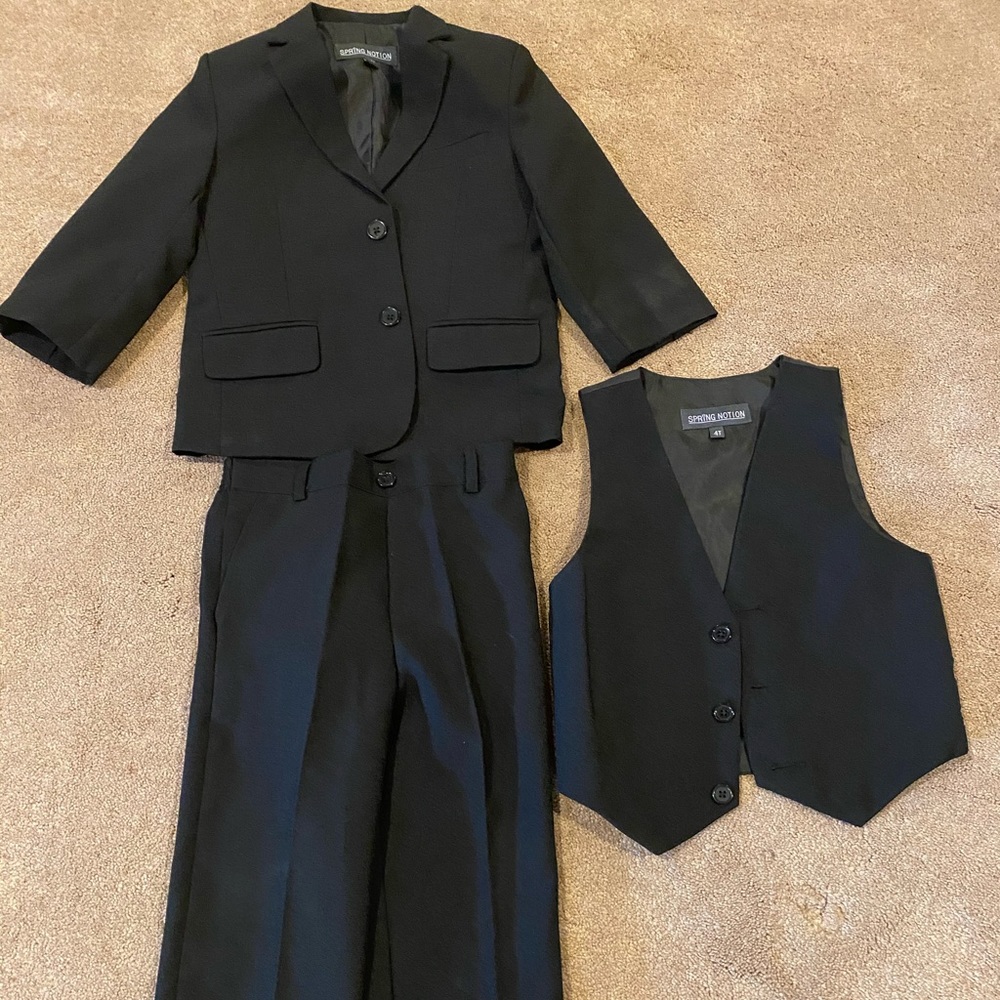 Boys black 4 piece suit size 4T